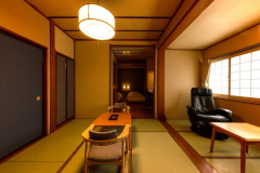 Aタイプ　「山百合」　日本の伝統的な佇まいにモダンなテイストを織り交ぜたお部屋です。お布団にはイタリア・マニフレックス社製のマットレスを使用した睡眠にこだわったお部屋です。