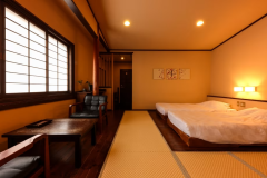 Aタイプ　「竜胆」　日本の伝統的な佇まいにモダンなテイストを織り交ぜたお部屋です。お布団にはイタリア・マニフレックス社製のマットレスを使用した睡眠にこだわったお部屋です。