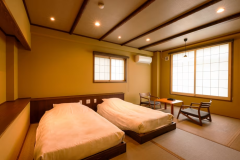 Aタイプ　「水芭蕉」　日本の伝統的な佇まいにモダンなテイストを織り交ぜたお部屋です。お布団にはイタリア・マニフレックス社製のマットレスを使用した睡眠にこだわったお部屋です。