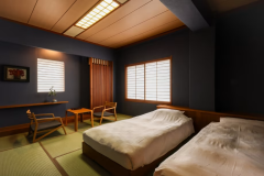 Cタイプ　「五葉松」　和洋室に低床ベッドを設えたお部屋です。お布団にはイタリア・マニフレックス社製のマットレスを使用した睡眠にこだわったお部屋です。