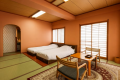 Aタイプ　「石楠花」　日本の伝統的な佇まいにモダンなテイストを織り交ぜたお部屋です。お布団にはイタリア・マニフレックス社製のマットレスを使用した睡眠にこだわったお部屋です。