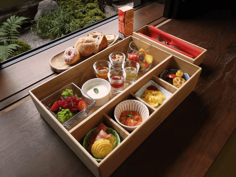 2026年12月１日より洋朝食がリニューアルいたします。
4種のメイン小鉢には、ポムデュセスやポムロスティなどのじゃがいも料理、ラタトゥイユやポルペッティーニなどの煮込み料理、その他卵料理やグリル料理など、1品1品こだわった料理をご提供いたします。