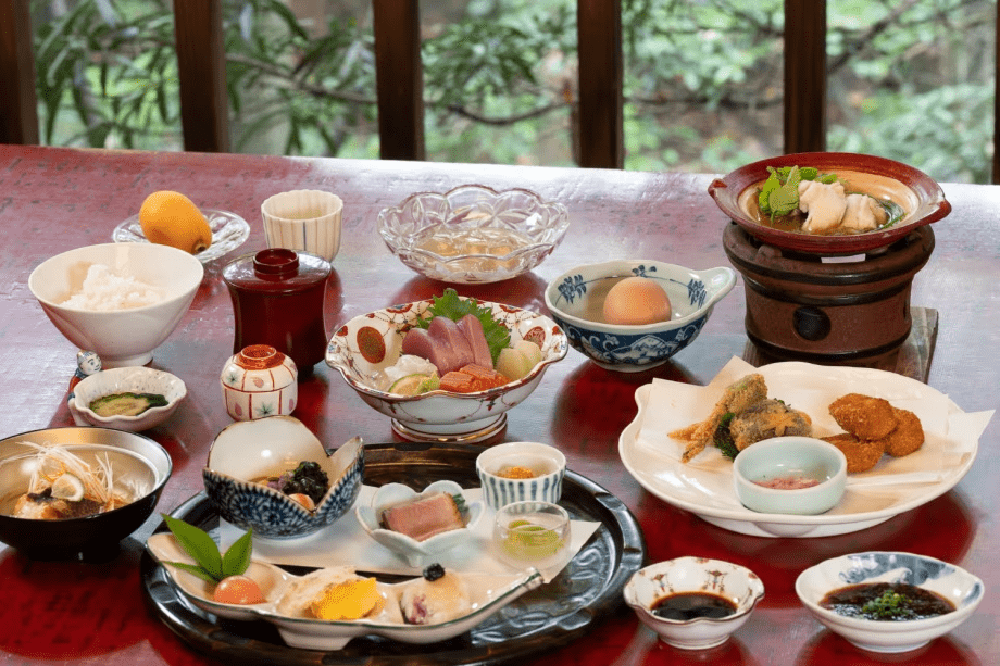 四季折々の創作料理&rdquo;天拝会席&rdquo; ※写真は5月料理です