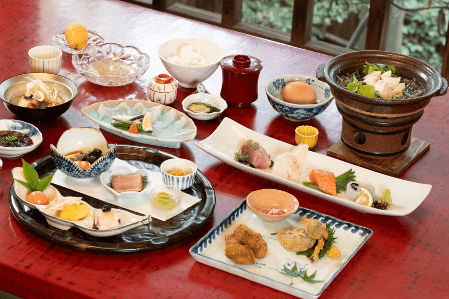 旬の特別一品付&rdquo;四王寺会席&rdquo; ※写真は5月料理です