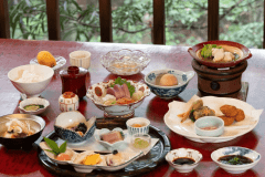 四季折々の創作料理&rdquo;天拝会席&rdquo; ※写真は5月料理です