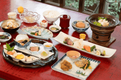 旬の特別一品付&rdquo;四王寺会席&rdquo; ※写真は5月料理です