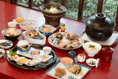 料理長厳選・至福の一席&rdquo;宝満会席&rdquo;※写真は5月料理です