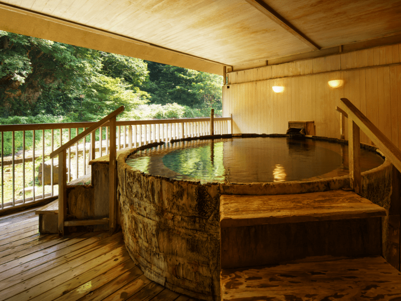 【５つのお湯めぐり　露天檜風呂】総檜づくりの巨大な桶型の露店風呂です。檜の香りが満足度を高めます。