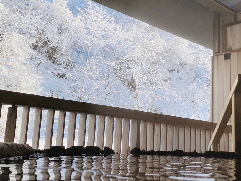 【雪見風呂は12月中旬～3月中旬】檜桶露天風呂での雪見風呂　シンとした空気の中入る温泉が心地よいです