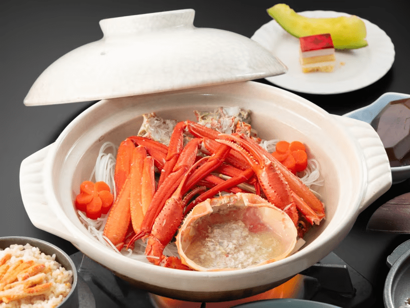【紅ズワイガニ鍋膳】紅ズワイガニの身の旨味や カニミソの甘味を余すことなくご堪能いただけます