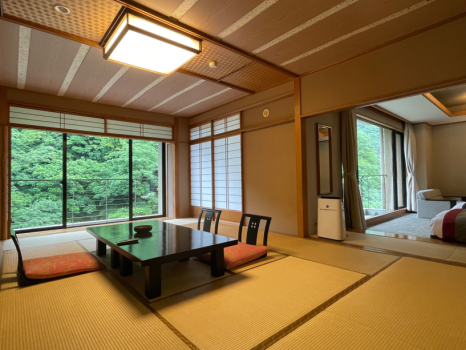 【２室限定　特別和洋室　15帖和室＋次の間ツインベッド洋室】館内で一番広い15帖のお部屋とソファとベッドが設置された洋室が付いた二間のお部屋です。