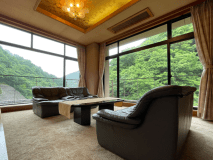 【１室限定　貴賓室　15帖+6帖+4.5帖　ヒノキの内風呂】眺めの良い最上階の角部屋です。フカフカしたソファーで心身ともにリラックスできます。