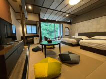 【３室限定　和モダン　ツインベッド12.5帖和モダンルーム】伝統的な和室にスタイリッシュなデザインを合わせ持った、温かい雰囲気のあるお部屋です。