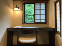 【３室限定　和モダン　ツインベッド12.5帖和モダンルーム】テレワークツールをお持ち込み頂ければ、書斎でちょっとしたお仕事も可能です。