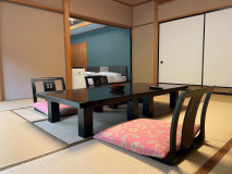 【２室限定　特別和洋室　15帖和室＋次の間ツインベッド洋室】居室と寝室が別れているので、お連れ様より遅めの就寝も気兼ねなくできます。