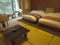 【ホテルおがわスタンダード和洋室　ツインベッド12.5帖和室】シモンズ社製ベッドが快適な眠りを誘います。※3名様目からはお布団のご用意です。