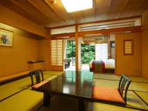 【次の間和洋室】12.5帖の和室とは別に、シモンズ社製ベッドが２台設置された次の間タイプもあります。