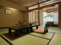 【次の間和洋室】スタンダード和室にシモンズ社製ベッドが2台設置された次の間のついた広めのお部屋です。