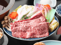 【国産牛すき焼き鍋膳】まろやかで甘みのある醤油と程よくサシの入った国産牛本来の旨味をお楽しみください