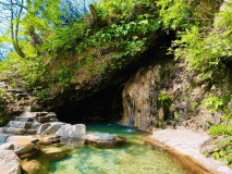 【天然洞窟露天風呂】天然の洞窟（岩肌）から温泉が湧き出る野天風呂です（12月から4月まで閉鎖）