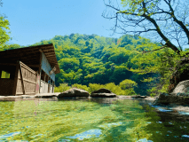 【天然洞窟露天風呂】浴衣で行ける秘境混浴風呂（湯浴み着貸出）として人気です（12月から4月まで閉鎖）