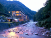 湯ノ瀬橋より、ホテル全景