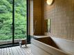 【１室限定　貴賓室　15帖+6帖+4.5帖　ヒノキの内風呂】ヒノキの内風呂は大きな窓から山を眺めながらの湯浴みを楽しめます（※温泉ではございません）