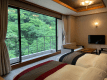 【２室限定　特別和洋室　15帖和室＋次の間ツインベッド洋室】シモンズ社製ベッドの寝室は彩光の良い大きな窓。四季折々で移ろう大自然が広がります。