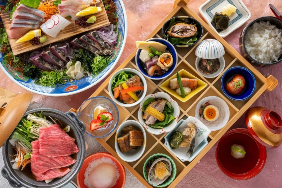 【土佐のさじき膳】土佐の味覚を愉しむ12種のお料理に藁焼きタタキと旬魚の皿鉢、和牛すき焼きなど 【土佐のさじき膳】土佐の味覚を愉しむ12種のお料理に藁焼きタタキと旬魚の皿鉢、和牛すき焼きなど