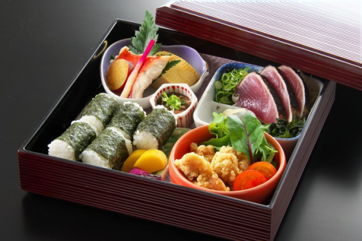 季節の土佐弁当(かつおの藁焼きタタキ＆お味噌汁付き)