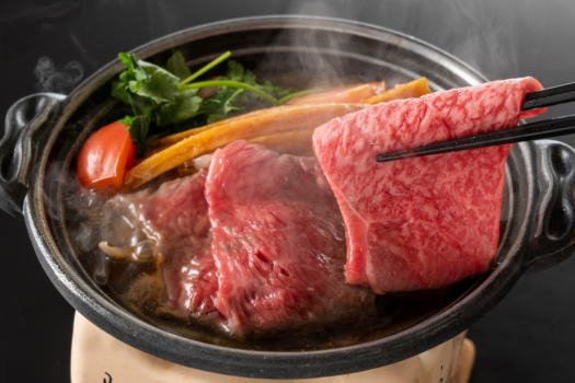 【黒毛和牛芋けんぴすき焼き】城西館のオリジナル料理！芋けんぴの甘さとトマトすき焼きがよく合う！