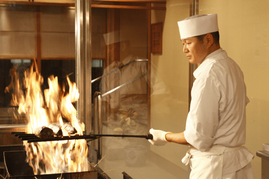 【鰹の藁焼きたたき】毎夕17：50頃より、館内2Fの藁焼きたたき工房にてかつおの藁焼き実演を開催！間近でみるその迫力は圧巻！ぜひご覧くださいませ。