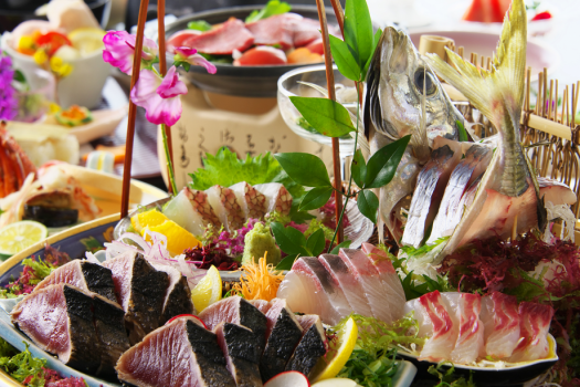 新鮮な旬魚のお造りや鰹の藁焼きタタキを豪快に盛り付け。