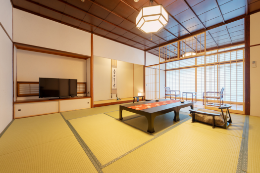 純和風な木の風合いと上質な設えが自慢の落ち着きあるお部屋。