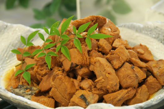 【カツオの角煮】生姜がさっぱりと効いた絶妙な美味しさ。是非土佐丼にのせてお召し上がり下さいませ。