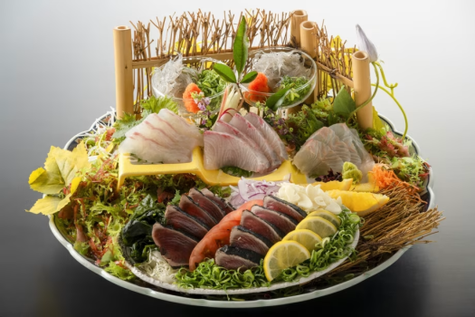 【皿鉢料理】鰹の藁焼きタタキに乙女鯛や土佐勘八など新鮮な旬魚をお愉しみ頂く土佐の伝統、皿鉢料理。