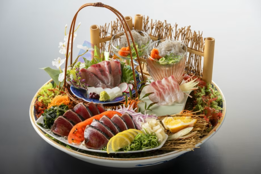 【皿鉢料理】鰹の藁焼きタタキに高知ならではのどろめなど、新鮮な土佐の幸を見て、食べてお愉しみ下さい。