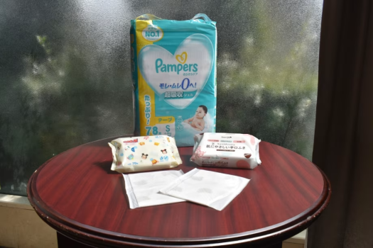 お子様グッズのプレゼント（オムツ1人5枚、食事用紙エプロン1人2枚、おしりふき・手口拭き1家族に1袋）