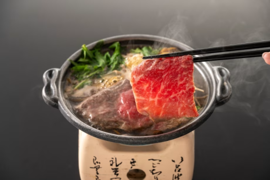 【黒毛和牛のすき焼き】とろける旨味とジューシーな黒毛和牛の贅沢すき焼き