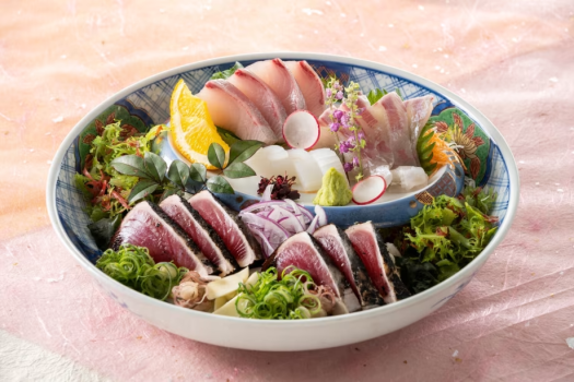 【皿鉢料理】当館の鰹のタタキは全て藁焼き！藁の香ばしさが漂う鰹のタタキに、新鮮な旬魚のお造りを盛付け　※写真は2名盛り