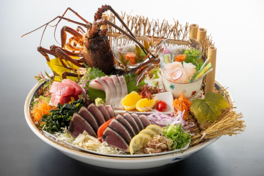 【皿鉢料理】ぷりっぷりの地物伊勢海老や高知県大月町産の本鮪の極、鰹の藁焼きタタキを豪快に盛り付け