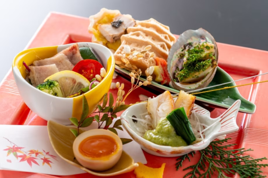 【前菜】コリコリ食感の鮑や土佐ジローの煮卵、地鶏とさつま芋を包み込みキャビアをのせた高知城最中など。