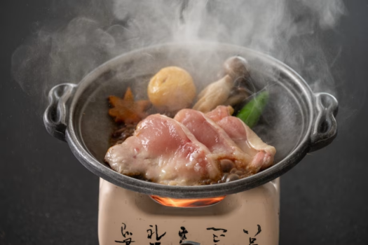 【よさこい尾鶏の陶板】ジューシーなよさこい尾鶏は陶板で焼き上げる事でふっくらし旨味が溢れだす逸品に。