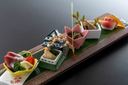 【前菜】身が引き締まり濃縮した旨味を味わえる鰹のスモークサラダに特製の韮ぬたで味わうウツボなど。