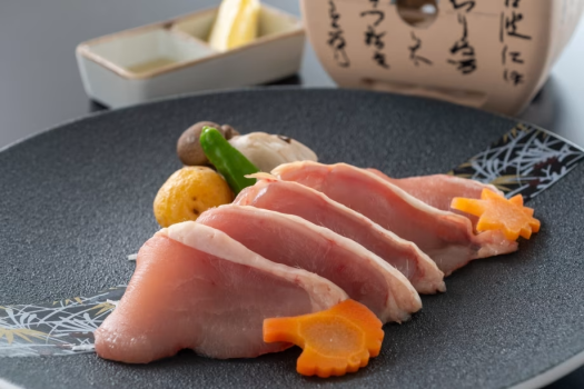 【よさこい尾鶏の陶板】ジューシーなよさこい尾鶏は陶板で焼き上げる事でふっくらし旨味が溢れだす逸品に。