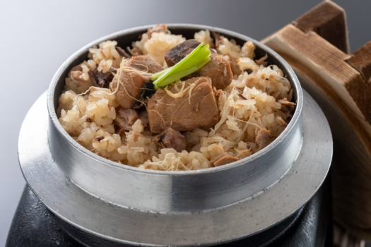 【釜飯】凝縮された鰹の旨味に土佐生姜の風味とピリッとしたアクセントが絶妙なつやつやの釜飯でほっと一息。