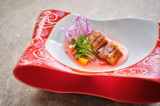 【煮物】ふっくらと仕上げた四万十うなぎに、梅風味の餡をかけてさっぱりと仕上げた涼しげな一皿。