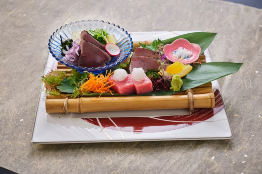 【造り】大月町産本鮪の極おろしや香り高い土佐勘八藁焼きに鰹の藁焼きタタキなど土佐づくしの御造り。