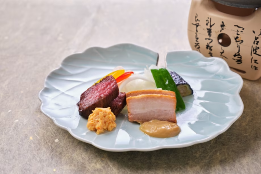 【松肴】四万十牛のトマト曙掛けと四万十ポークのマンゴー味噌のコクが広がる、満足感のあるメイン料理です。