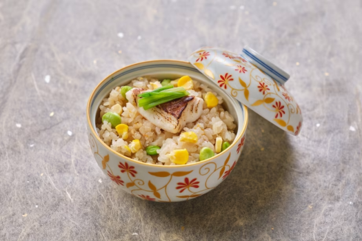 【御飯】乙女鯛に枝豆と玉蜀黍を加えた夏らしい味わいと旨味が凝縮した彩り鮮やかな御飯です。